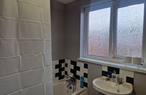 Ashington Apartment | Apartment - Sleeps 4 - Parking - Wifi