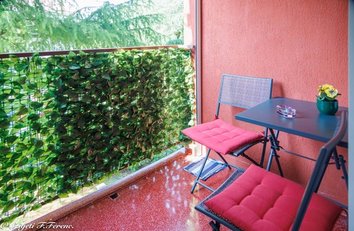Sarsoni Apartment | Apartment Sleeps 4 With Free Parking