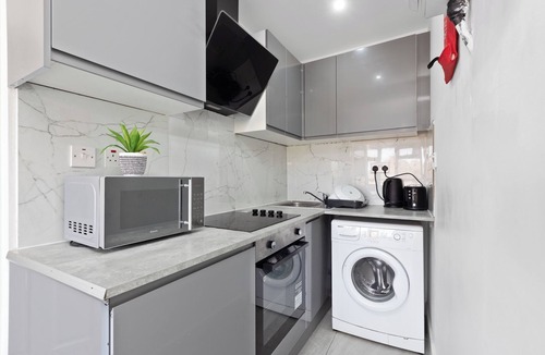 South Harrow Apartment | Apartment - Sleeps 5 & Free Parking