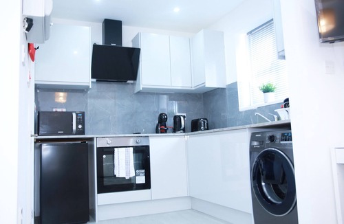 South Harrow Apartment | Apartment - Sleeps 5 & Free Parking