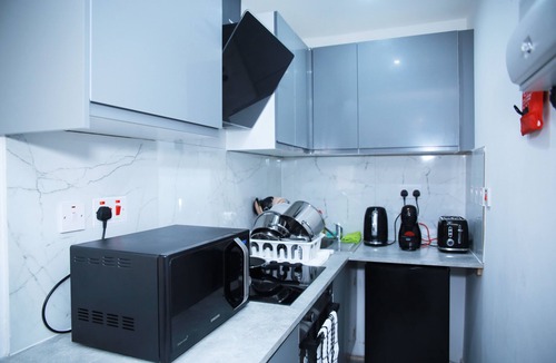 South Harrow Apartment | Apartment - Sleeps 5 & Free Parking
