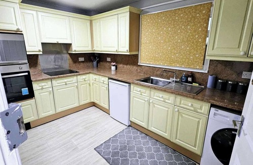 Southsea Apartment | Apartment - Sleeps 6 - Self Check In - Beach Close