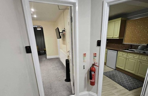 Southsea Apartment | Apartment - Sleeps 6 - Self Check In - Beach Close