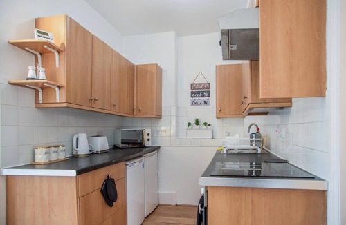 Woodside Apartment | Apartment-Sleeps6-Parking-Internet