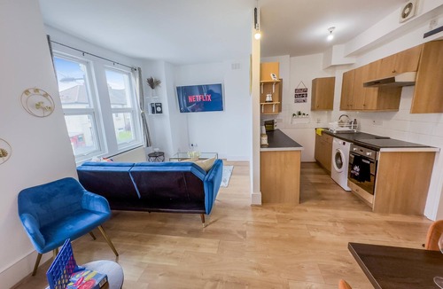 Woodside Apartment | Apartment-Sleeps6-Parking-Internet