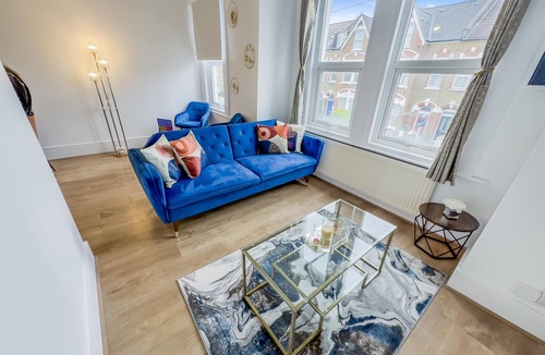 Woodside Apartment | Apartment-Sleeps6-Parking-Internet