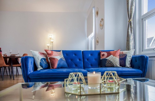 Woodside Apartment | Apartment-Sleeps6-Parking-Internet