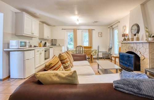 Bergerac Apartment | Apartment 'Stag' with Shared Pool, Wi-Fi and Air Conditioning