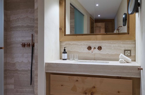 Klosters Platz Apartment | Apartment 'Steinbock B' with Mountain View, Balcony and Wi-Fi