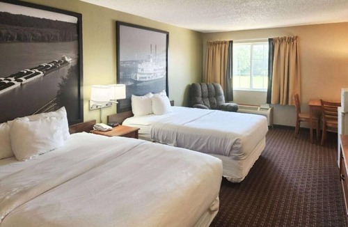 Le Claire House | Apartment-style suites 1 mile from downtown Le Claire !