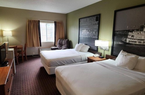 Le Claire House | Apartment-style suites 1 mile from downtown Le Claire !