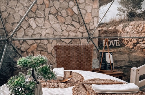 Canyelles Apartment | Apartment 'Suite Romántica' with Mountain View, Wi-Fi and Air Conditioning