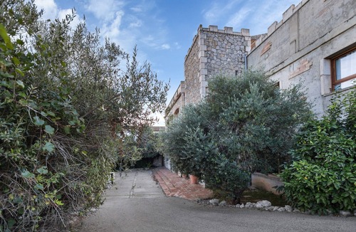 Canyelles Apartment | Apartment 'Suite Romántica' with Mountain View, Wi-Fi and Air Conditioning