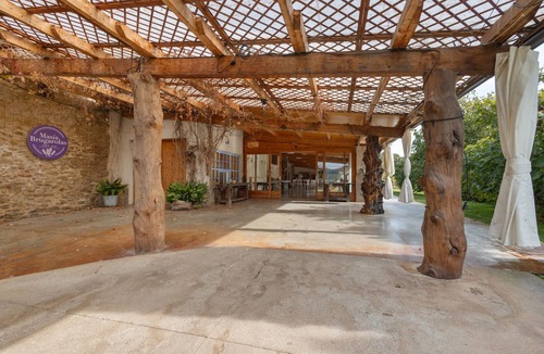 Castelltercol Apartment | Apartment 'Suite' with Mountain View, Shared Pool and Wi-Fi