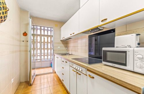 Santa Pola Apartment | Apartment 'Sunflower Siroco' with Balcony, Wi-Fi and Air Conditioning