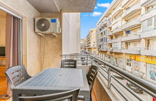 Santa Pola Apartment | Apartment 'Sunflower Siroco' with Balcony, Wi-Fi and Air Conditioning