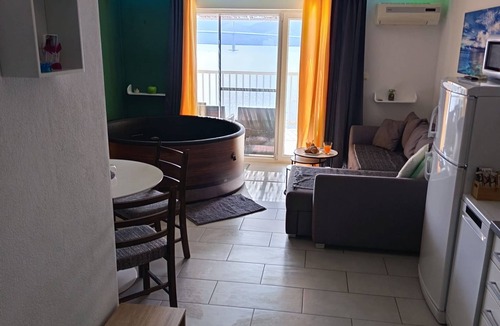 Komarna Apartment | Apartment Sutalo with Hot Tub