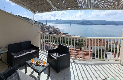 Komarna Apartment | Apartment Sutalo with Hot Tub