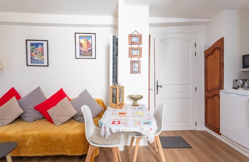 Salies-de-Bearn Apartment | Apartment 'T2 Océane' with Wi-Fi