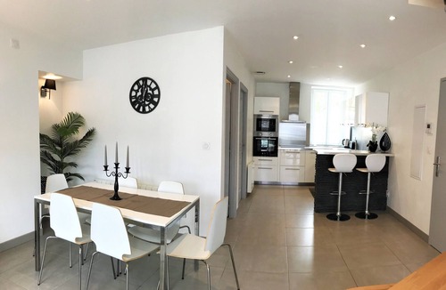 Aix-les-Bains Apartment | Apartment T4 Christina, panoramic view of the lake, near the city center, fully equipped.