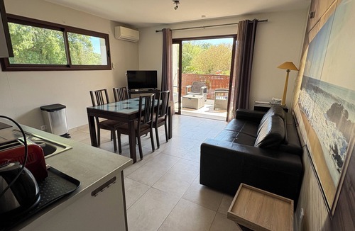 Laverune Apartment | Apartment Terrace over swimming pool