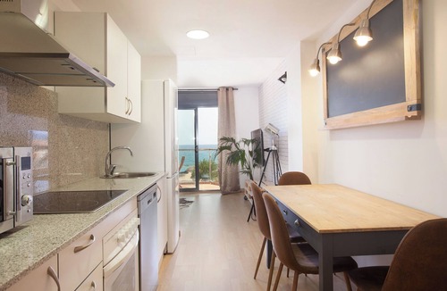 Canet de Mar Apartment | Apartment 'Terraced Beach' with Private Terrace, Wi-Fi and Air Conditioning