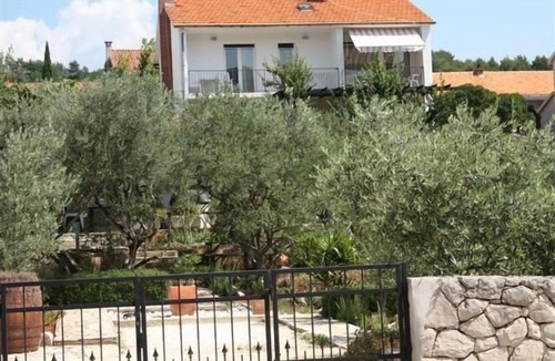Stari Grad Apartment | Apartment Tihana with Mediterranean garden