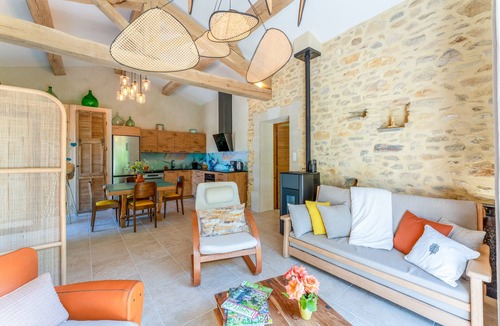 Malaucene Apartment | Apartment 'Tilleul Enchanté' with Private Terrace, Private Garden and Air Conditioning