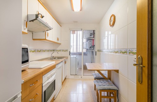 Playa de San Juan Apartment | Apartment 'Urbanización Bulevar Playa' with Shared Pool, Wi-Fi and Air Conditioning