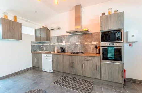 Avignon Apartment | Apartment 'Valentin' with Shared Pool, Wi-Fi and Air Conditioning