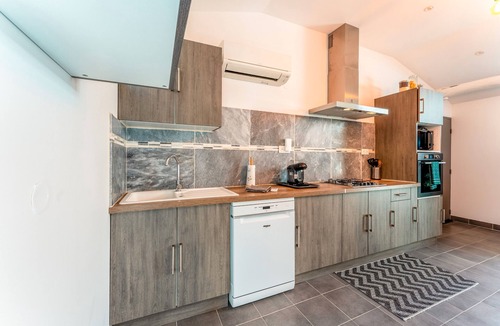 Avignon Apartment | Apartment 'Valentin' with Shared Pool, Wi-Fi and Air Conditioning