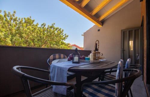Komiza Apartment | Apartment Vijula - central with private parking