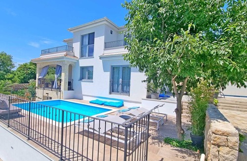 Cizici House | Apartment VIKTORIJA with private pool