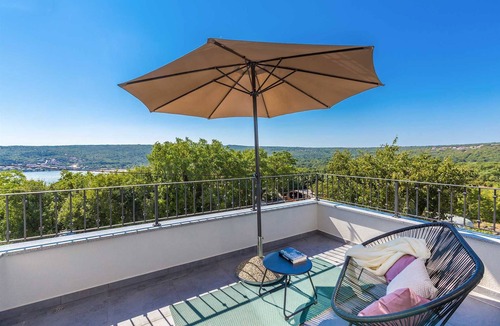 Cizici House | Apartment VIKTORIJA with private pool
