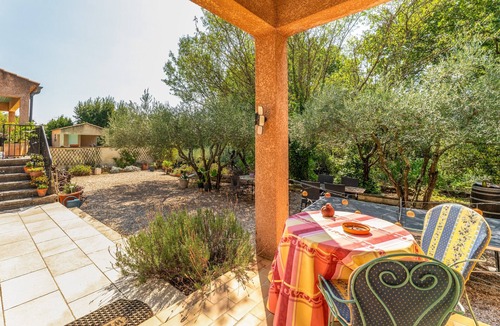 Vallabrix Apartment | Apartment 'Villabrix Near Uzès' with Wi-Fi