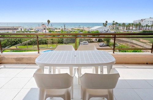 Clara Apartment | Apartment 'Vistas Al Mar' with Sea View, Shared Pool and Air Conditioning