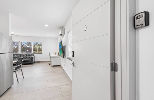 Deerfield Beach Apartment | Apartment w/Balcony & Mini-Golf