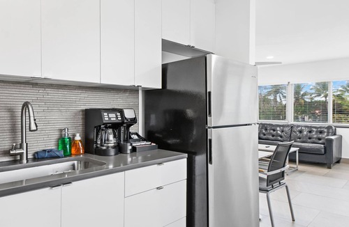 Deerfield Beach Apartment | Apartment w/Balcony & Mini-Golf