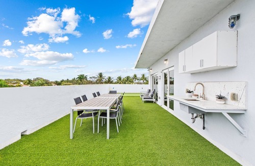 Deerfield Beach Apartment | Apartment w/Balcony & Mini-Golf