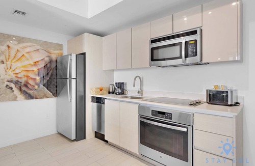 Hallandale Beach Apartment | Apartment w/Stunning Views + Amazing Pools