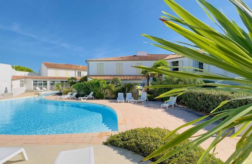 La Couarde-sur-Mer Apartment | Apartment with communal pool and parking