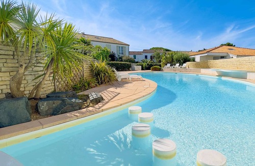 La Couarde-sur-Mer Apartment | Apartment with communal pool and parking