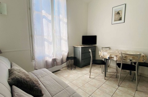 La Couarde-sur-Mer Apartment | Apartment with communal pool and parking