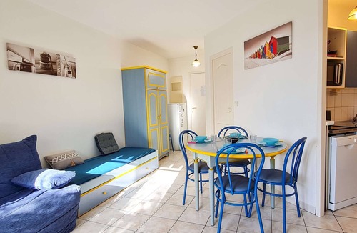 La Couarde-sur-Mer Apartment | Apartment with courtyard communal pool and parking