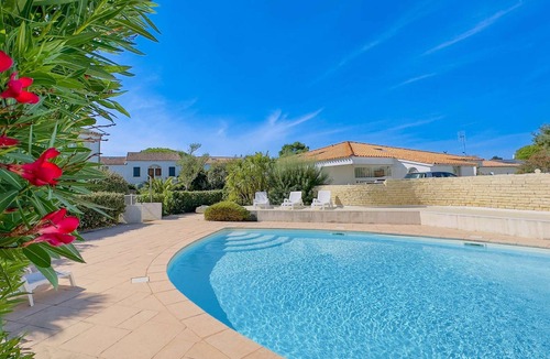 La Couarde-sur-Mer Apartment | Apartment with courtyard communal pool and parking