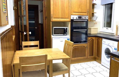 Weston-super-Mare Apartment | Apartment with Private Bathroom