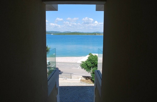 Betina Apartment | Apartment with a beautiful lake view - right on the sea -