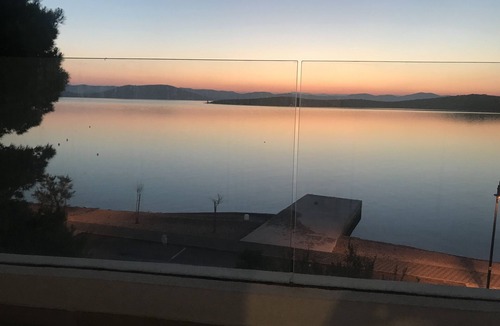 Betina Apartment | Apartment with a beautiful lake view - right on the sea -