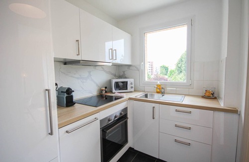 La Madeleine Apartment | Apartment with balcony, parking and elevator