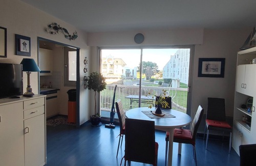 Le Pouliguen Apartment | Apartment with Balcony and Private Parking
